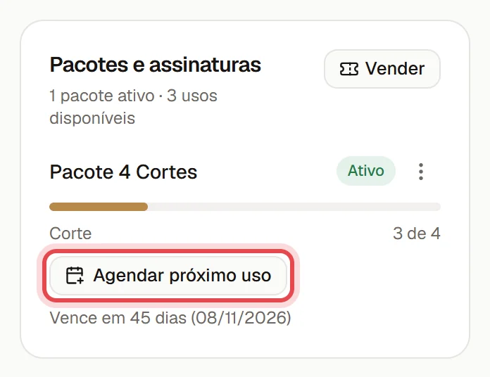Cartão Pacotes e assinaturas na ficha de um cliente, com o pacote, o saldo de cortes e o botão Agendar próximo uso destacado.